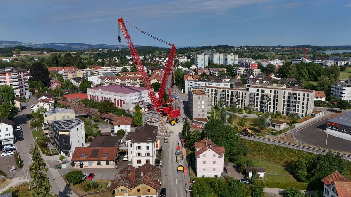 Der fertig montierte Raupenkran prägt derzeit die Skyline von Wetzikon. Der fertig montierte Raupenkran über den Dächern von Wetzikon.